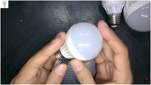 Como convertir un foco LED de 120v a 12v con simple truco! 