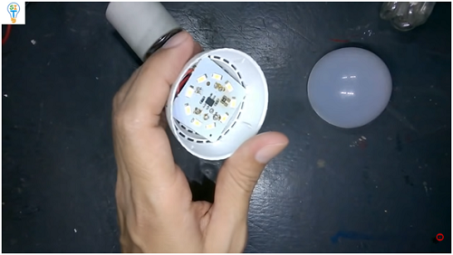 Como convertir un foco LED de 120v a 12v con simple truco! 